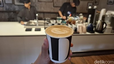 Di Balik Pintu Kecil Kafe Ini Ada Racikan Beragam Kopi Enak