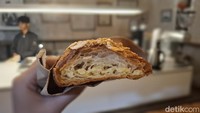 Croissantnnya flaky dengan bagian dalam yang cantik air pocketnya. Walaupun memesan varian Almond Croissant tetapi rasanya tak terlalu manis untuk menyeimbangkan kopi. Foto: detikcom/Diah Afrilian