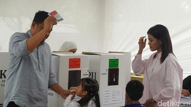 Bobby Nasution dan Kahiyang Ayu saat mencoblos di TPS 15 Kelurahan Asam Kumbang (Foto: Nizar Aldi/detikSumut)