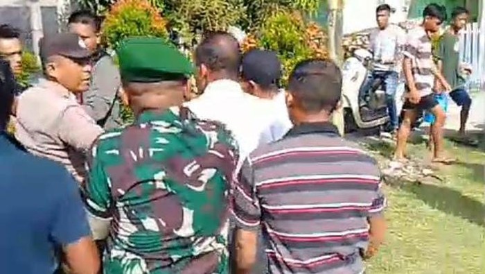 Warga bernama Suratman Giola di Kabupaten Bone Bolango, Gorontalo, terlibat cekcok hingga berujung ricuh dengan salah satu petugas kelompok penyelenggara pemungutan suara (KPPS).
