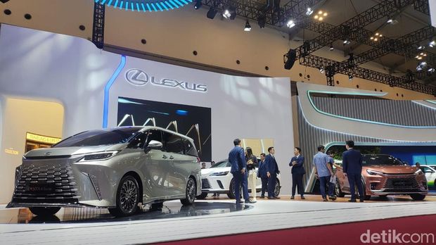 Booth Lexus.