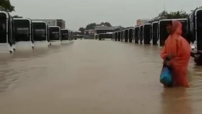 Bus listrik milik Pemkot Medan terendam banjir. (Dok. Istimewa)