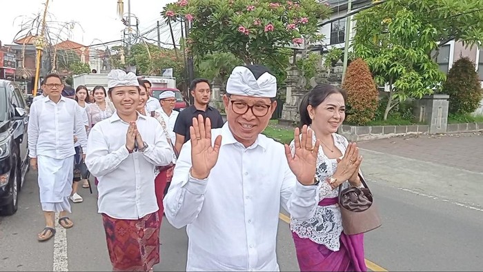Cabup Badung nomor urut 2, I Wayan Adi Arnawa, menggunakan hak pilihnya di TPS 5, Banjar Adat Tengah, Desa Pecatu, Kecamatan Kuta Selatan, Rabu (27/11/2024). (Aryo Mahendro/detikBali)