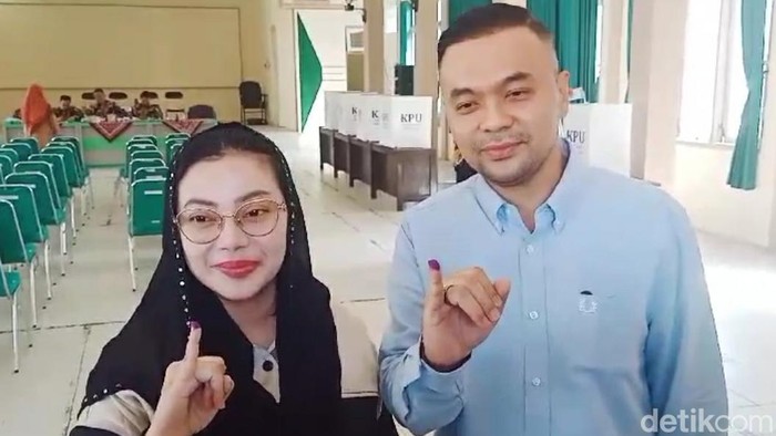 Cabup Brebes Mitha memberikan suara di TPS 27