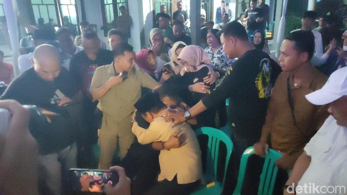 Cabup Ciamis Herdiat Sunarya menangis tersedu-sedu usai menyaksikan hasil hitung cepat LSI Denny JA di Setgab Koalisi Ciamis Maju.