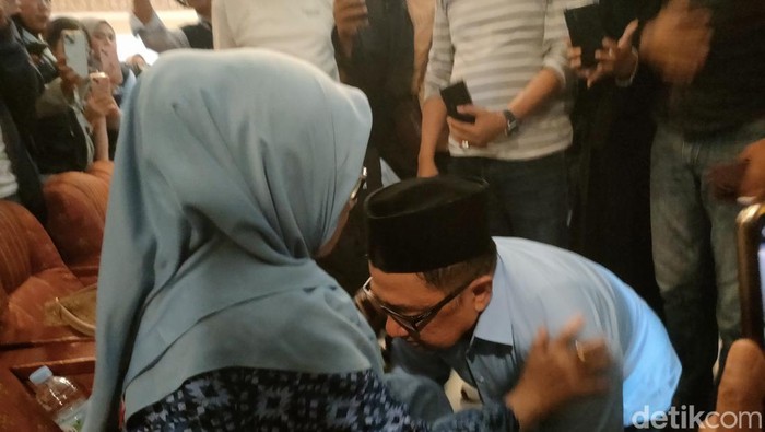 Cabup Garut Syakur Amin saat menangis di pelukan ibunya usai unggul versi quick count.