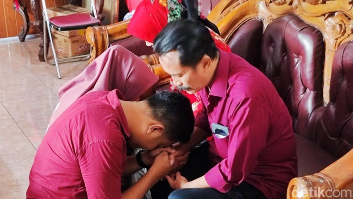 Cabup Hamenang Fajar Ismoyo sungkem ke ortu sebelum nyoblos, Rabu (27/11/2024).