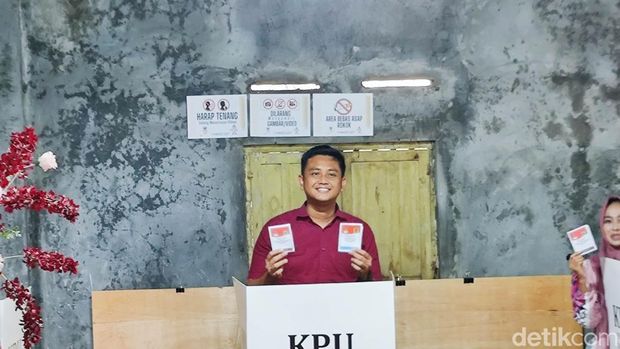Cabup Hamenang Fajar Ismoyo sungkem ke ortu sebelum nyoblos, Rabu (27/11/2024).
