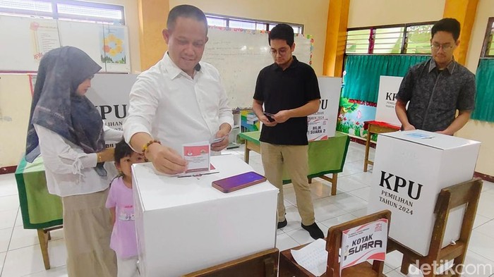 Cabup Kebumen Arif Sugiyanto nyoblos di TPS Panjer Kebumen, Rabu (27/11/2024) siang.