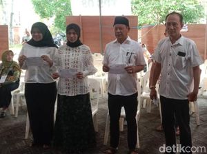 Jalan Kaki ke TPS, Abdul Ghofur Didampingi Istrinya Nyoblos di Temenggungan