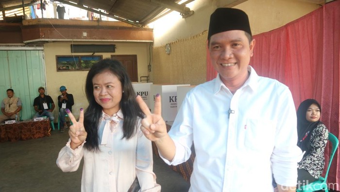 Cabup Pati nomor urut 2, Wahyu Indriyanto, bersama istrinya saat menggunakan hak pilihanya di TPS 2 Gadingrejo Juwana, Rabu (27/11/2024)