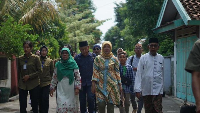 Cabup Rembang nomor urut 1 Vivit Dinarini Atnasari menggunakan hak pilihnya di Pilkada Rembang 2024, Rabu (27/11/2024) pagi.