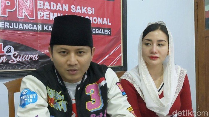 Cabup tunggal Trenggalek Mochamad Nur Arifin bersama istrinya.