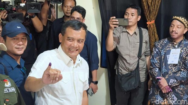 Cagub Ahmad Luthfi usai mencoblos di Solo, Rabu (27/2024)