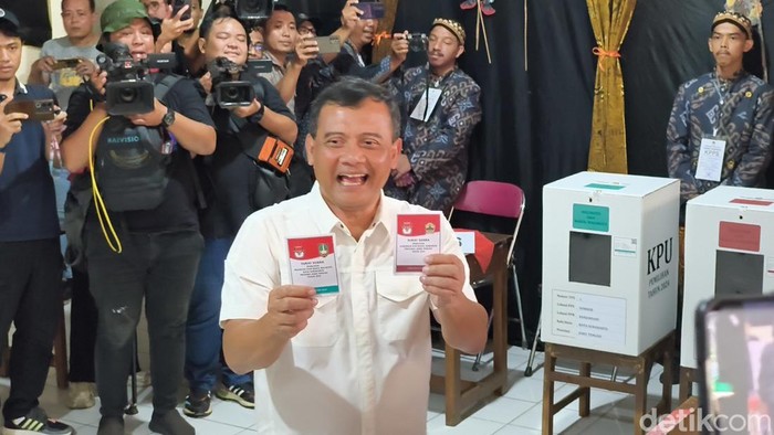 Cagub Ahmad Luthfi usai mencoblos di Solo, Rabu (27/2024)
