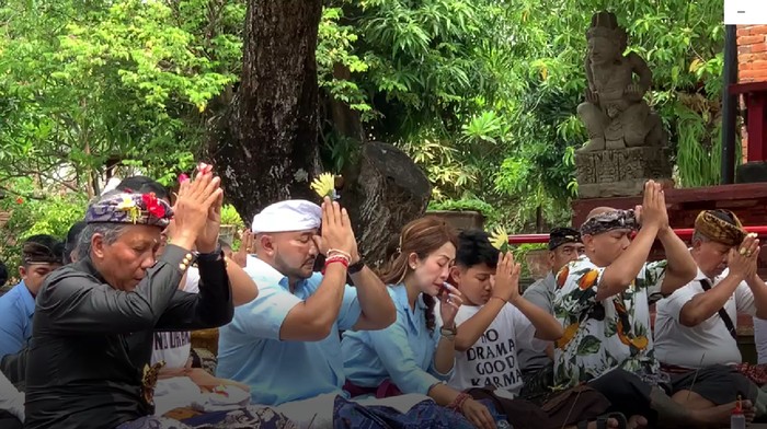 Cagub Bali nomor urut 1, Made Muliawan Arya alias De Gadjah, bersembahyang di Pura Tambang Badung, Kelurahan Pemecutan, Denpasar, sebelum mencoblos ke TPS, Rabu (27/11/2024). (Rizki Setyo/detikBali)