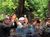 De Gadjah Bersembahyang di Pura Sebelum Nyoblos ke TPS
