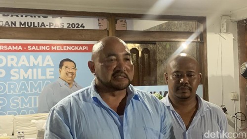 Cagub Bali nomor urut 1, Made Muliawan Arya alias De Gadjah, saat mengumumkan hasil perhitungan suara internal Mulia-PAS di Rumah Pemenangan Mulia-PAS, Denpasar, Rabu (27/11/2024). (Foto: Rizki Setyo/detikBali)