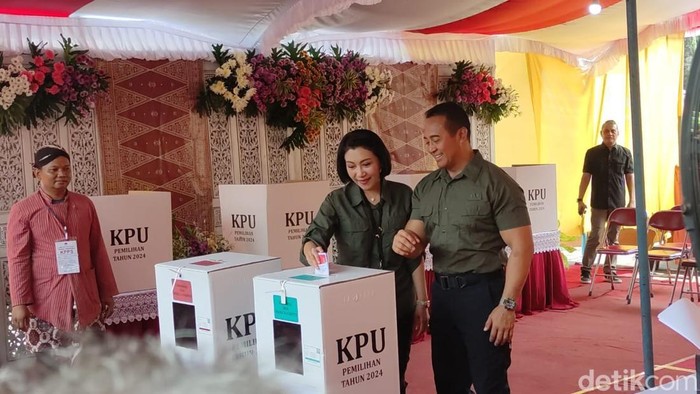 Cagub Jateng Andika Perkasa dan istri mencoblos di TPS Lempongsari Semarang, Rabu (27/11/2024).