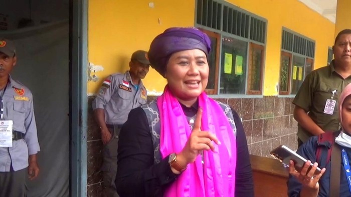 Cagub Jatim Luluk Nur Hamidah usai nyoblos di TPS  003, Desa Brodot, Bandar Kedungmulyo, Jombang