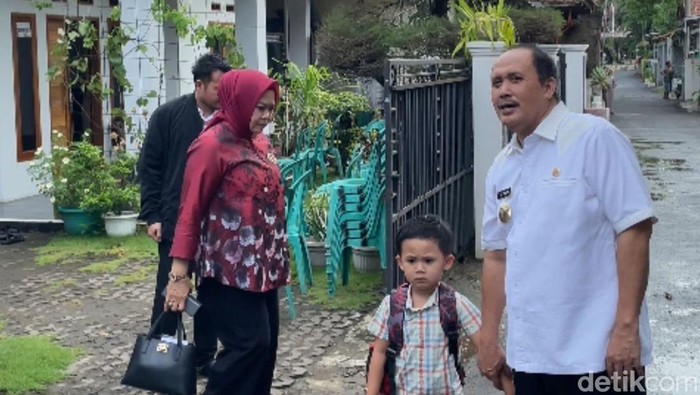Cagub Jeje Wiradinata saat akan menyalurkan suaranya