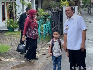 Cagub Jabar Jeje Wiradinata Nyoblos di Pangandaran, Ditemani Istri-Cucu