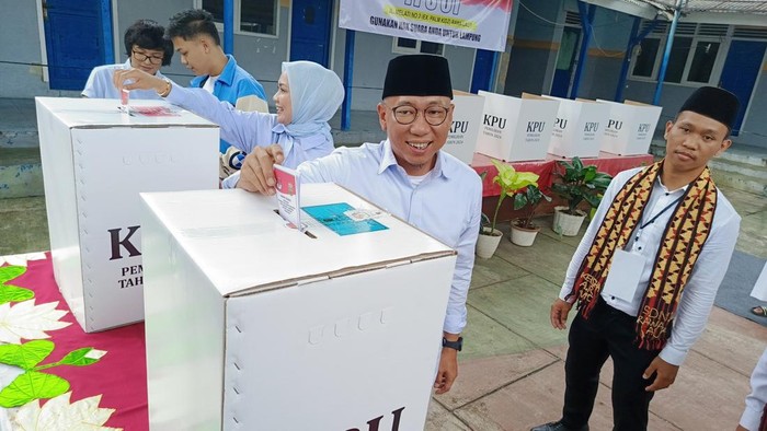 Cagub Lampung, Rahmat Mirzani Djausal saat mencoblos Pilkada.