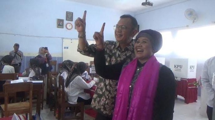Cagub Luluk Nur Hamidah usai nyoblos ditemani suami di Jombang
