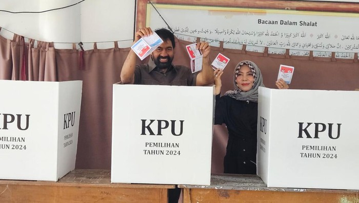 Cagub Mualem mencoblos di Aceh Utara. (Dok Badan Pemenangan Aceh Mualem-Fadhlullah)