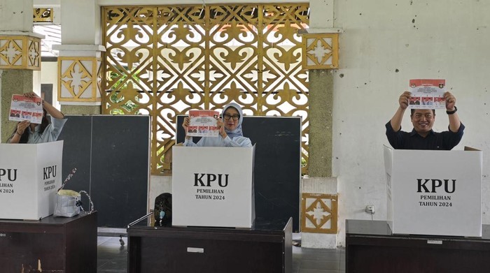Cagub NTB nomor urut 3, Lalu Muhamad Iqbal didampingi istri dan anak saat mencoblos di TPS 01 Desa Kauman, Kecamatan Praya, Lombok Tengah, Rabu (27/11/2024). (Helmy Akbar/detikBali)