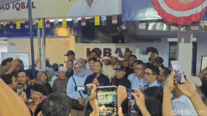 Cagub NTB nomor urut 3 Lalu Muhamad Iqbal saat memberi pernyataan di Posko Pemenangan Iqbal-Dinda, Jalan Majapahit, Kota Mataram, Rabu (27/11/2024) sore. (Foto: Helmy Akbar/detikBali)