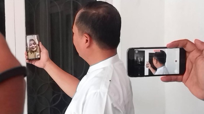 Cagub NTB nomor urut 3, Lalu Muhamad Iqbal, saat video call bareng cawagub-nya,  Indah Dhamayanti Putri, di kediaman orang tuanya, Praya, Rabu (27/11/2024). (Helmy Akbar/detikBali)