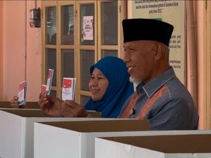 Cagub Sumbar Mahyeldi Nyoblos di TPS 5 STISIP Imam Bonjol Padang