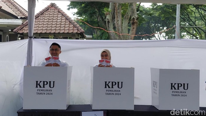 Calon Bupati Bandung Barat nomor urut 3, Hengky Kurniawan Mencoblos bareng istri di TPS Kota Baru Parahyangan