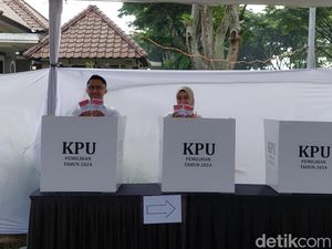 Momen Cabup Bandung Barat Hengky Kurniawan Nyoblos Bareng Istri