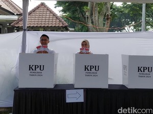 Momen Cabup Bandung Barat Hengky Kurniawan Nyoblos Bareng Istri