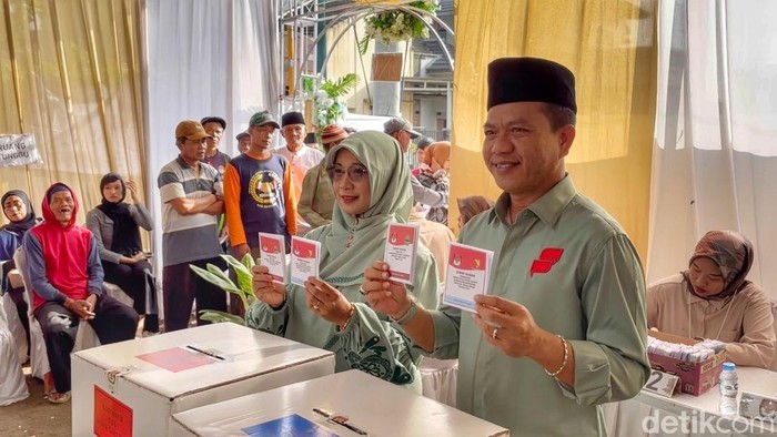 Calon Bupati Bandung nomer urut 2, Dadang Supriatna nyoblos di kampung halamannya,
