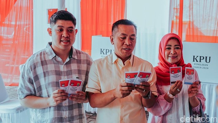 Calon Bupati Karawang nomor urut 2 Aep Syaepuloh bersama keluarga usai mencoblos di TPS