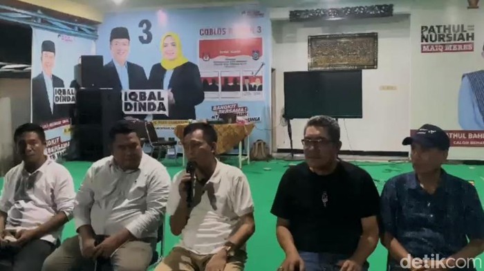 Calon Bupati Lombok Tengah nomor urut 2, Lalu Pathul Bahri bersama timnya saat konferensi pers di Posko Pemenangnya di Praya. Foto: (Edi Suryansyah/detikBali)