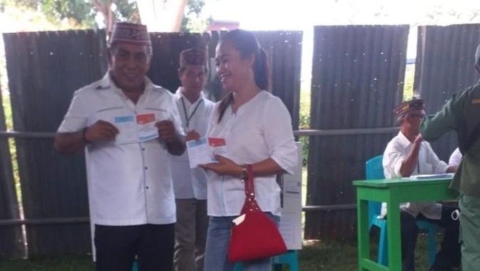 Calon bupati Manggarai Barat Edistasius Endi didampingi istri memegang surat suara di TPS 010, Kelurahan Wae Kelambu, Labuan Bajo, Rabu (27/11/2024).