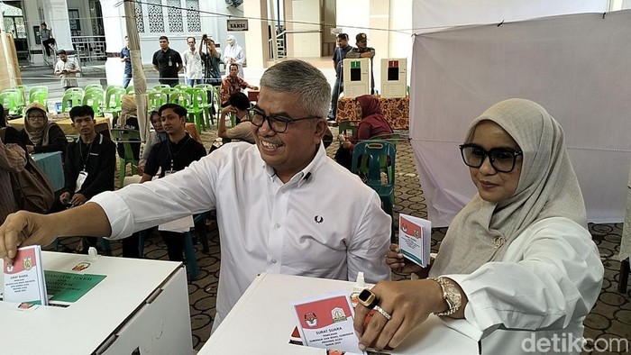 Calon gubernur Aceh nomor urut 01 Bustami Hamzah memilih di TPS 5 Gampong Pineung, Kecamatan Syiah Kuala, Banda Aceh. (Agus Setyadi/detikSumut)