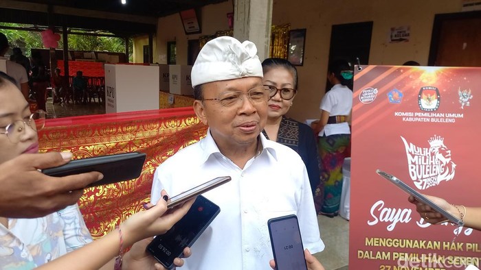 Calon gubernur Bali Wayan Koster diwawancarai setelah mencoblos di Buleleng, Rabu (27/11/2024).