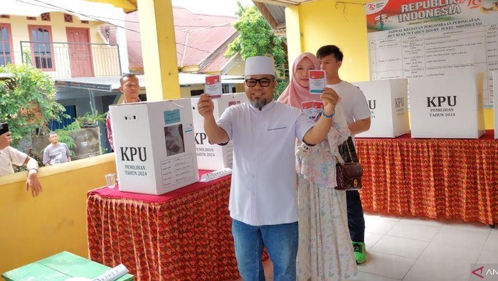 Calon Gubernur Bengkulu nomor urut 1 Helmi Hasan memberikan hak suaranya di TPS 01 Sidomulyo, Kota Bengkulu, Rabu (27/11/2024). (ANTARA/Boyke Ledy Watra)