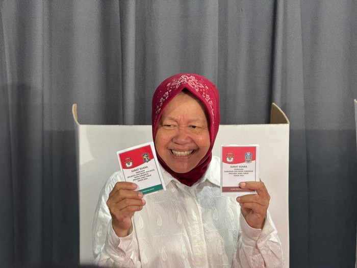 Calon Gubernur (Cagub) Jawa Timur nomor urut 3, Tri Rismaharini, mencoblos di tempat pemungutan suara (TPS) 16, RT 1 RW 4, Kelurahan Jajar Tunggal, Kecamatan Wiyung, Surabaya, hari ini.