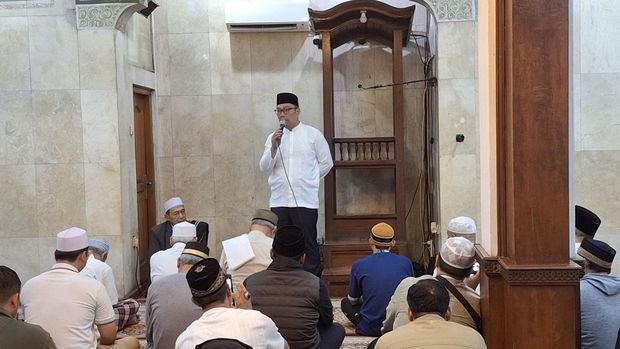 Calon Gubernur Jakarta nomor urut 1 Ridwan Kamil (RK) mengikuti salat subuh berjamaah di Masjid Jami Assalafiyah atau Pangeran Jayakarta, Jakarta Timur, sebelum nyoblos. RK juga sempat memberi kultum. Foto: Taufiq/detikcom