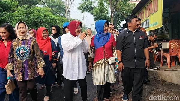 Momen Risma Jalan Kaki Bersama Warga Menuju TPS