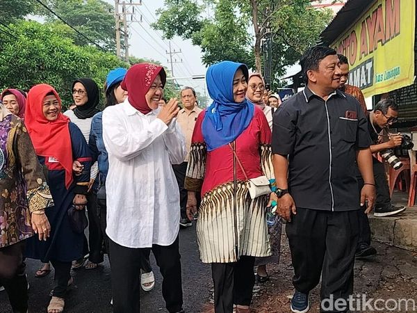 Momen Risma Jalan Kaki Bersama Warga Menuju TPS