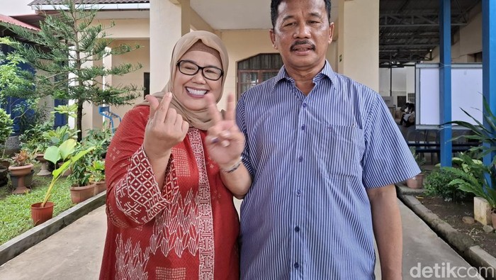 Calon Gubernur Kepri nomor urut 2, Muhammad Rudi dan istrinya Marlin Agustina yang juga wakil gubernur Kepri usai menyalurkan hak pilihnya.