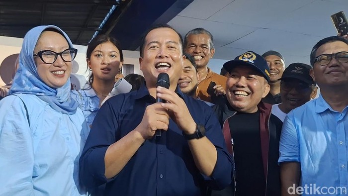 Calon gubernur Nusa Tenggara Barat (NTB) nomor urut 3, Lalu Muhammad Iqbal, saat konfrensi pers di posko pemenangan Iqbal-Dinda di Jalan Majapahit, Kota Mataram, NTB, Rabu (27/11/2024). (Foto: Nathea Citra/detikBali)