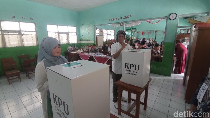 Calon Wakil Wali Kota Tasikmalaya Diky Candra saat mencoblos di TPS 01 Kelurahan Empangsari Kecamatan Tawang.